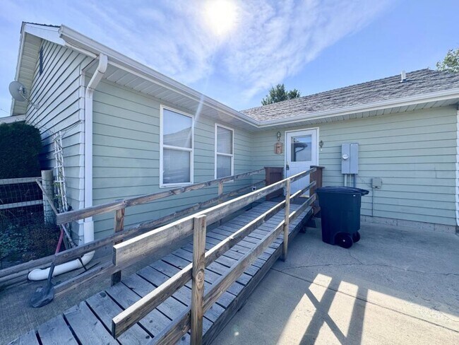 Foto del edificio - 3675 Juniper Dr