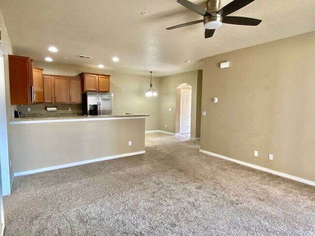 Building Photo - Fantastic 2 Bed, 2 Bath Condo With Detache...