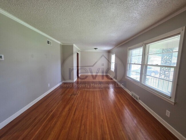 Building Photo - 3 Bedroom Home!!
