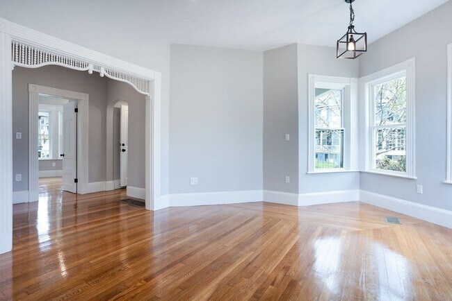 Building Photo - 55 Lyndhurst St