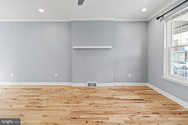 Building Photo - 260 Roxborough Ave