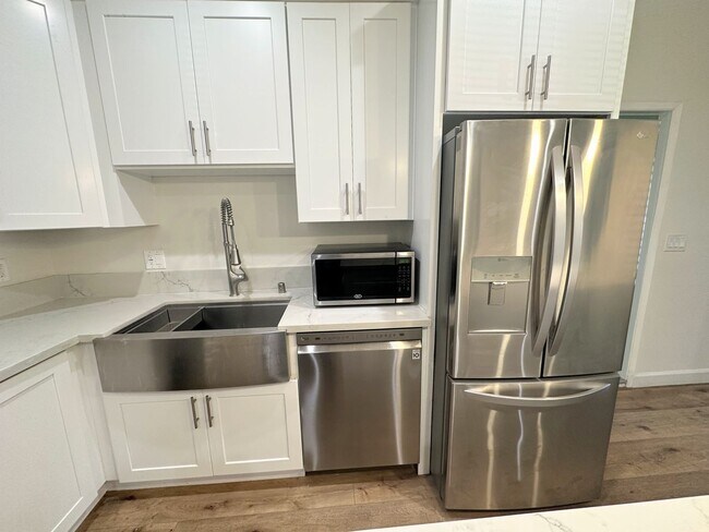 Foto del edificio - Gorgeous 2bd/2ba unit semi-furnished near ...