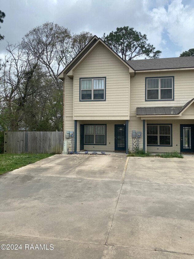 Foto principal - 208 Caudill Dr