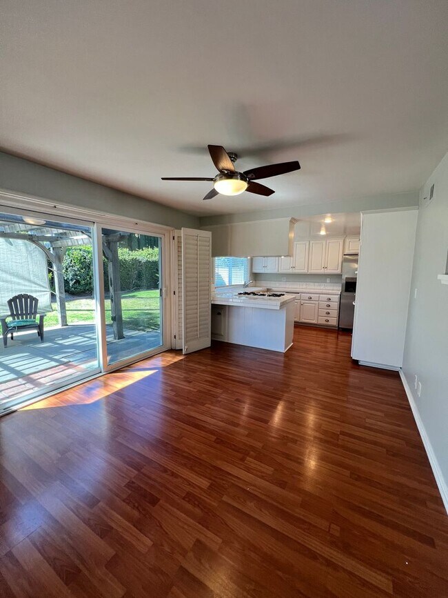 Foto del edificio - 3 Bed 2.5 Bath Fountain Valley Beauty Now Available