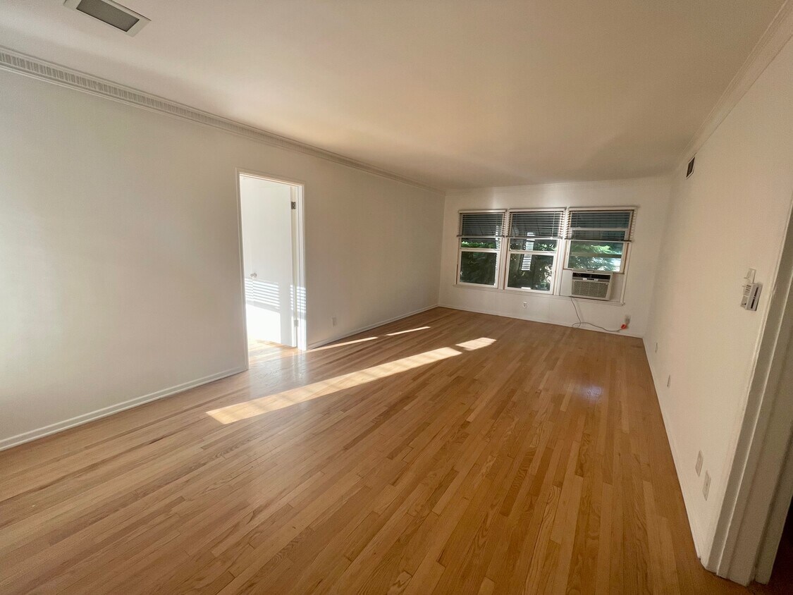 Primary Photo - 1234 N Harper Ave