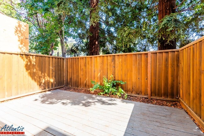 Building Photo - Lovely Townhouse | Private Outdoor Space