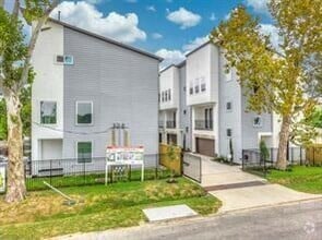 Building Photo - 3722 Robertson St