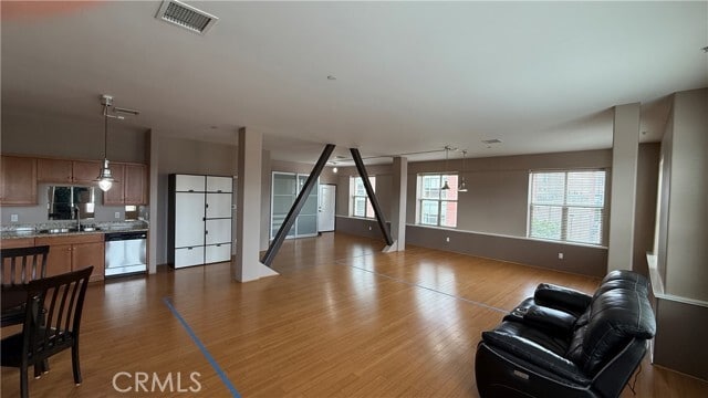 Foto del edificio - 255 W 7th St