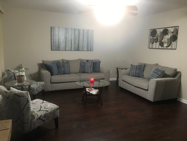 Foto del edificio - 8267 Findley Dr