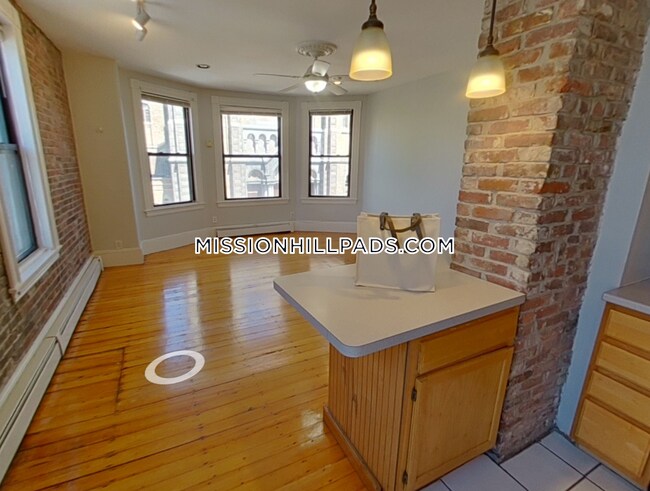 Foto del edificio - 1538 Tremont St