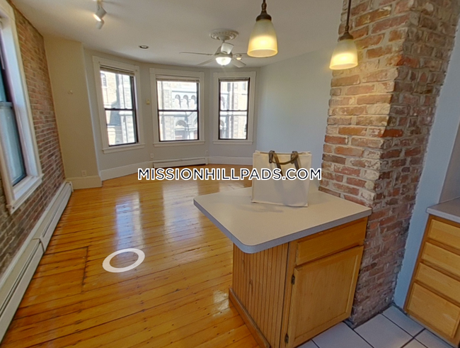 Building Photo - 1538 Tremont St