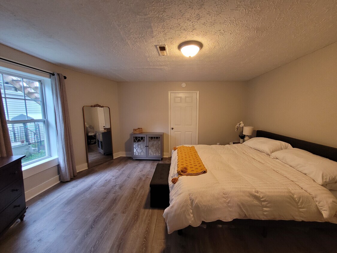 Foto principal - 2455 Woodbine Ave