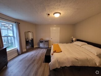 Building Photo - 2455 Woodbine Ave