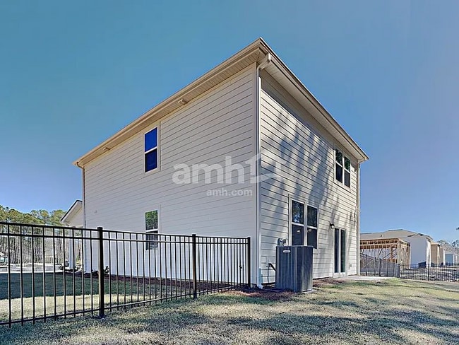 Building Photo - 311 W Cartess