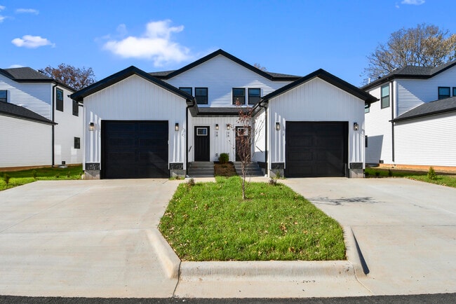 Building Photo - 1220 E Pacific St