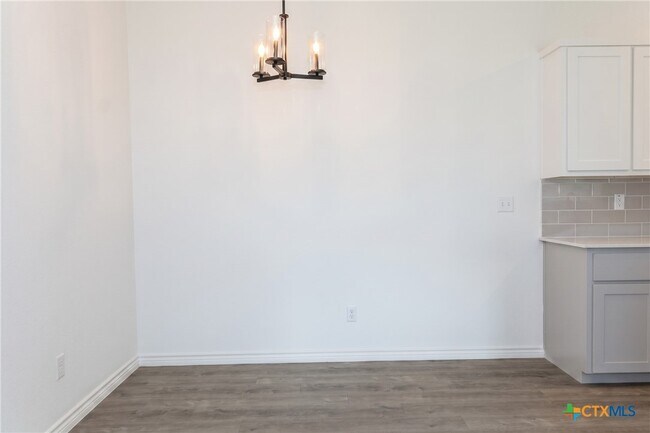 Foto del edificio - 921 Ashwood Dr