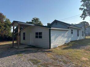 Building Photo - 628 State Line Rd