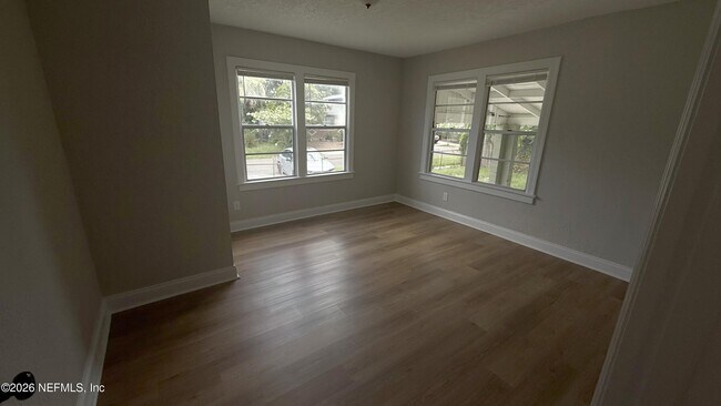 Foto del edificio - 1645 W 12th St