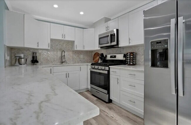 Building Photo - Home For Rent in St Pete with TONS OF UPGRADES & FENCED IN YARD!