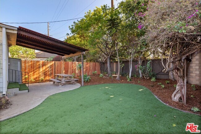 Building Photo - 8732 El Manor Ave