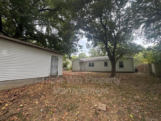 Building Photo - 9733 Dennis Dr