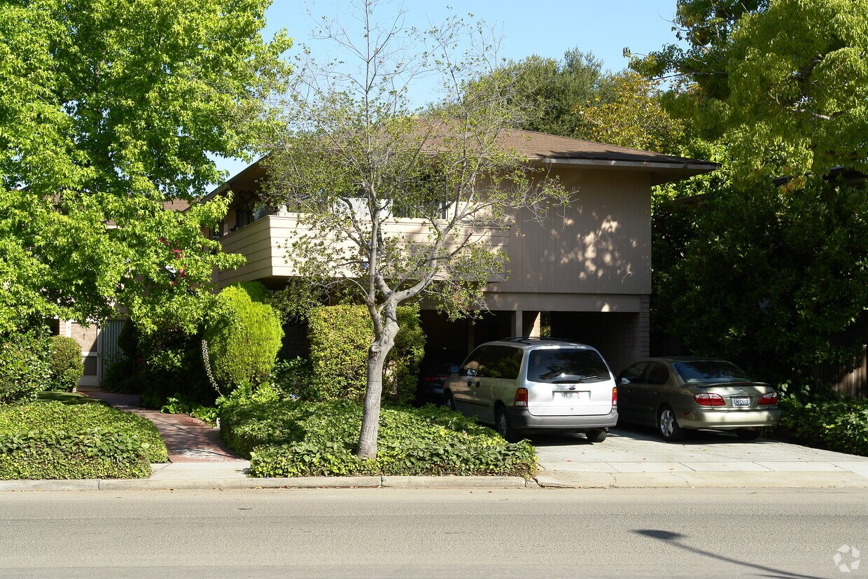 Primary Photo - 220 Linfield Dr