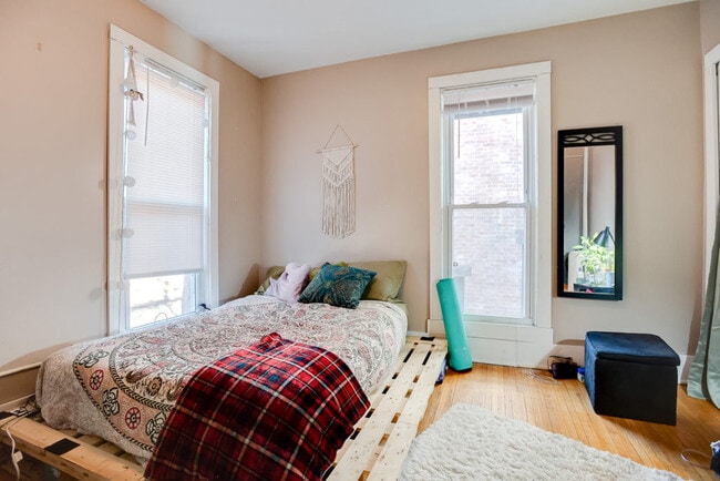 Building Photo - 425 12th Ave SE