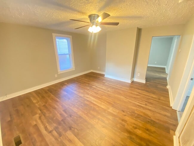 Building Photo - Fully Remodeled 2022 2bd/1ba House close t...