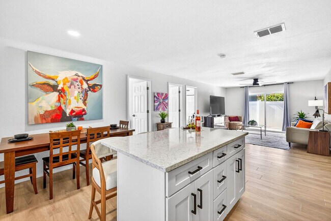 Foto del edificio - 310 W Warren Ave