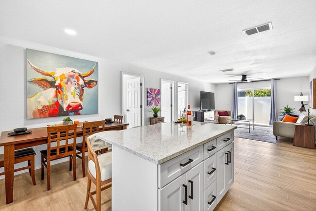 Building Photo - 310 W Warren Ave