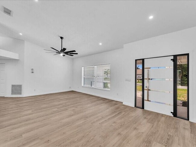 Foto del edificio - 2928 SE Bella Rd