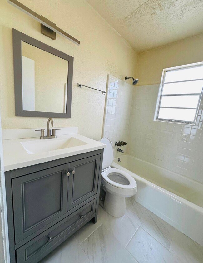 Foto del edificio - 628 Papworth Ave