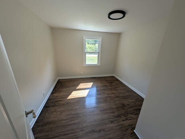 Foto del edificio - 44 Sunny Ridge Rd