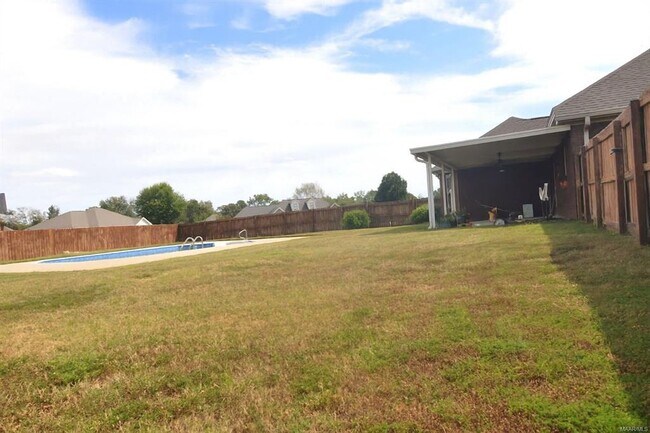 Building Photo - 611 River Birch Dr