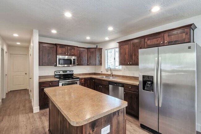 Foto del edificio - Remodeled 6 beds, 2 car garage!!
