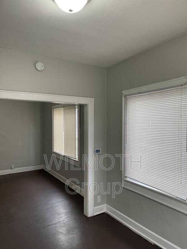 Building Photo - 2827 North Kenwood Avenue - 1