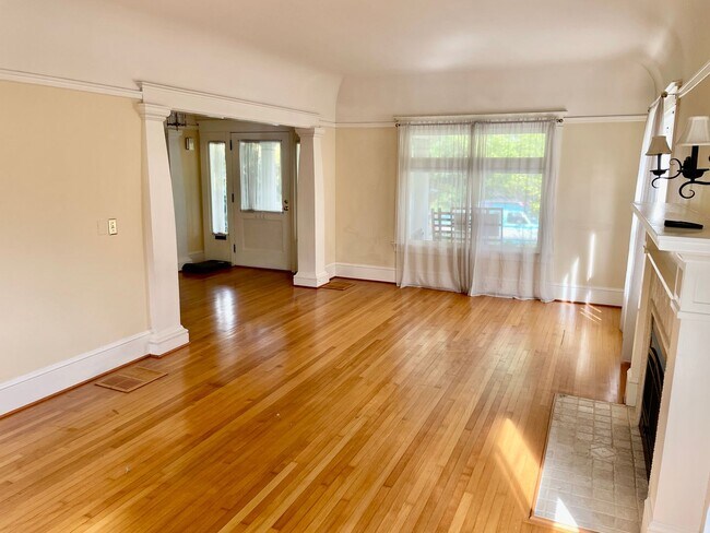 Foto del edificio - Coveted Laurelhurst Craftsman, Detached Garage, A/C, Hardwoods...A Rare Listing!