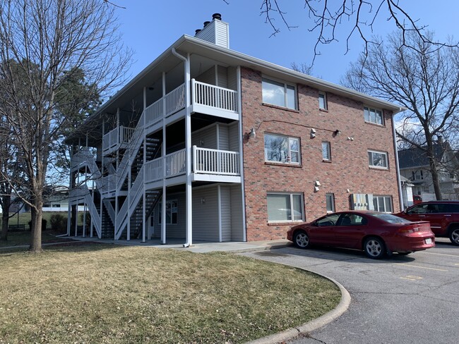 Building Photo - 4000 S 51st St