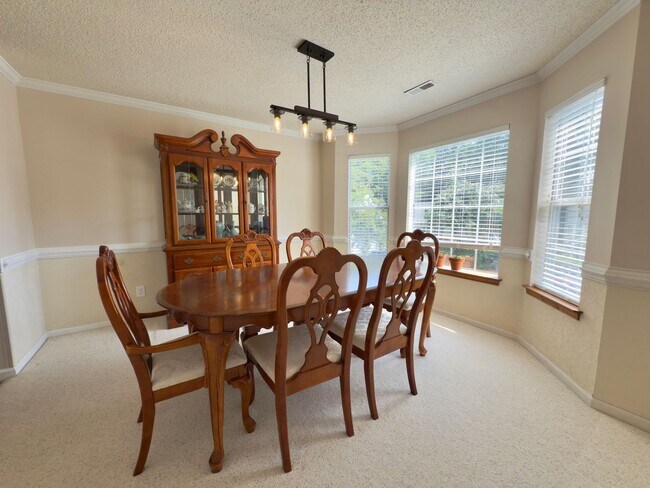Foto del edificio - 4585 Village Park Dr E