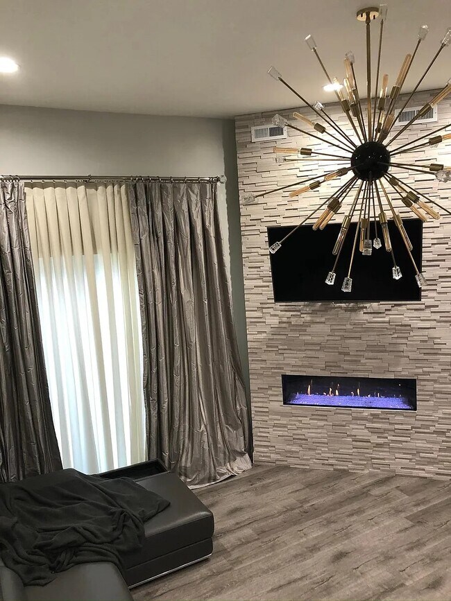 Living Room - 807 N Sycamore Ave