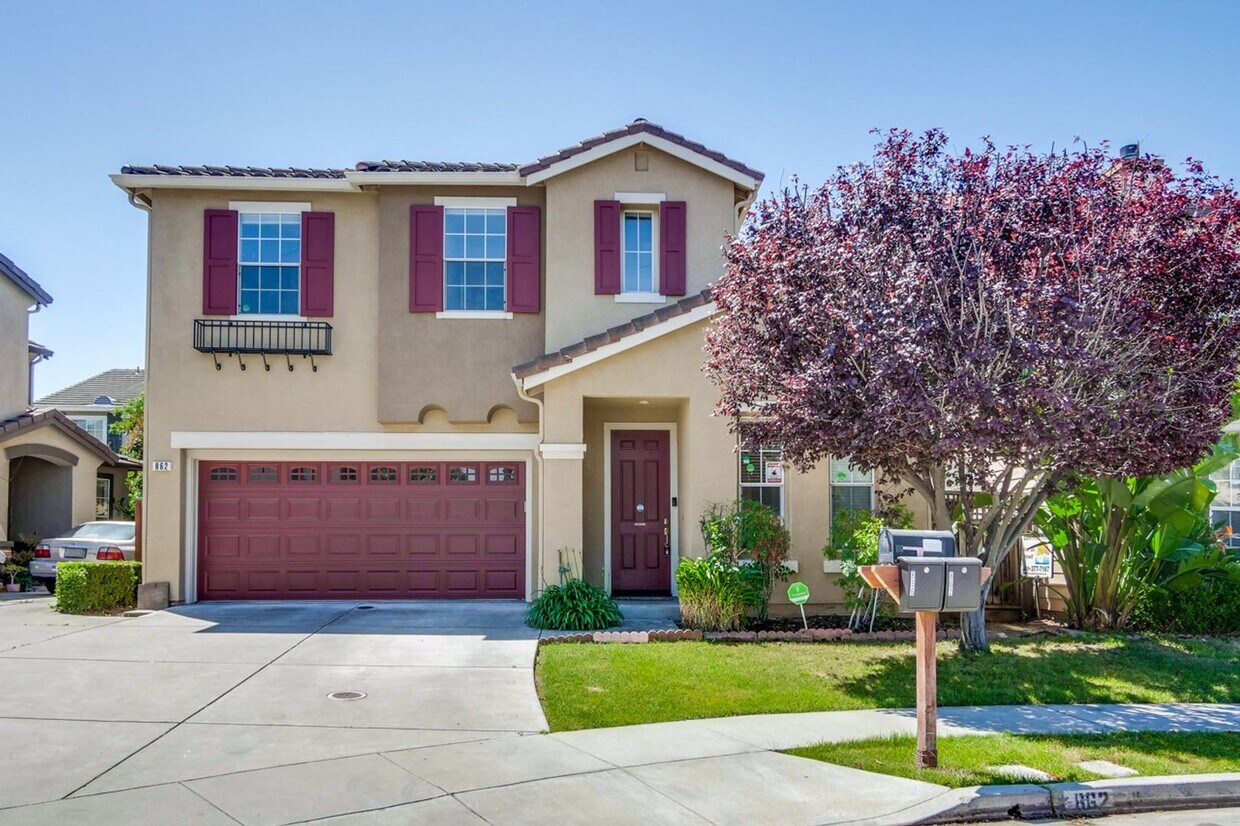 Foto principal - Spacious 4-Bedroom Home on Private Cul-De-...