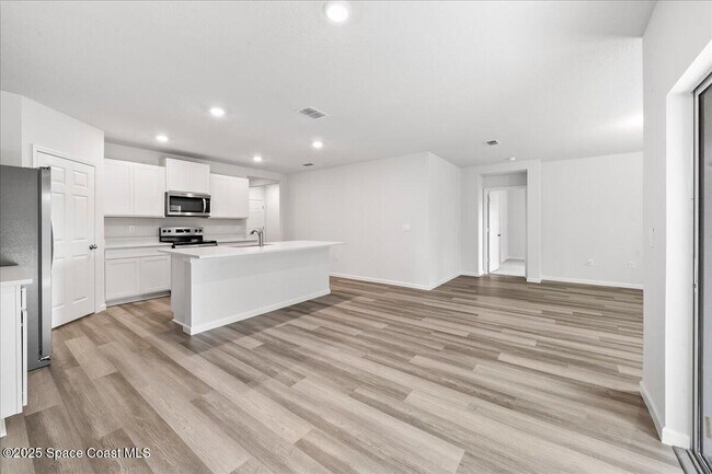 Building Photo - 566 Rembrandt St SE