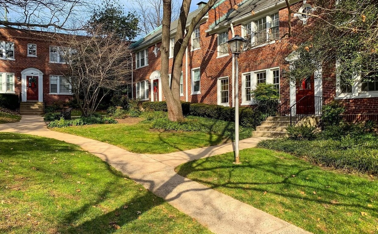 Exterior - 1776 N Troy St