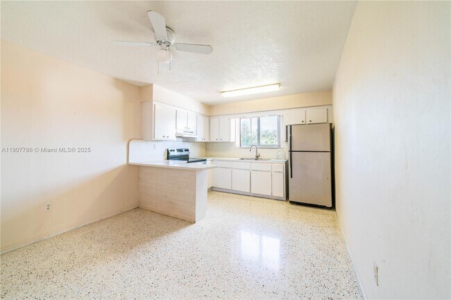 Foto del edificio - 23 NW 33rd Ave