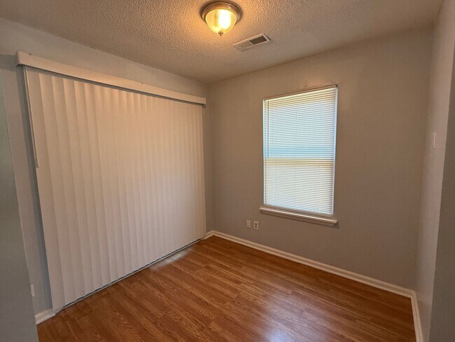 Foto del edificio - Freshly Painted 2Br 2Ba Duplex