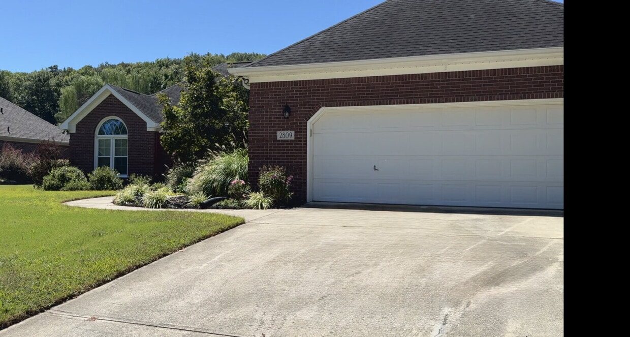 Primary Photo - "Charming 4-Bed Oasis with Granite Finishe...