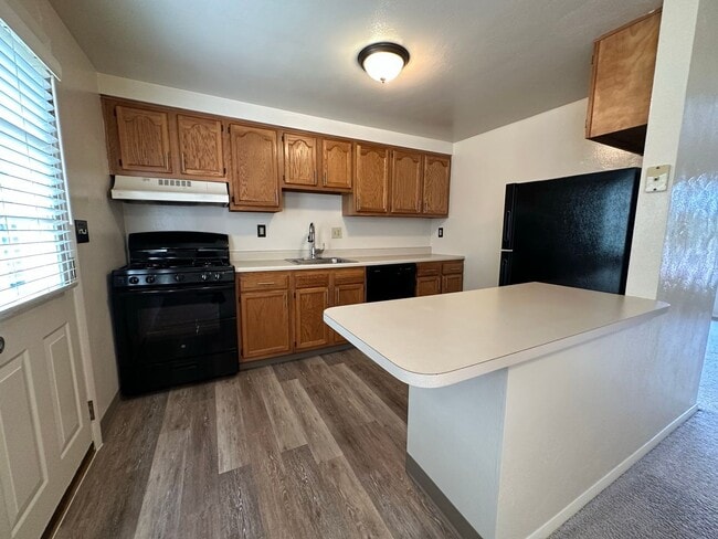 Beautiful Two Bedroom Townhouse in Plum! Equipped Kitchen, Patio & More! Call Today! - Beautiful Two Bedroom Townhouse in Plum! Equipped Kitchen, Patio & More! Call Today!