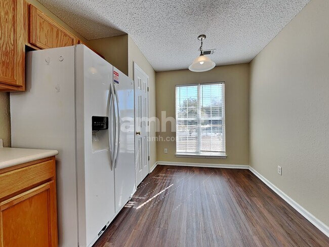 Foto del edificio - 64 Cordage Cir