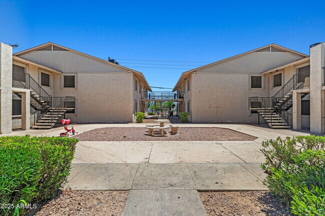 Foto del edificio - 2848 E Greenway Rd