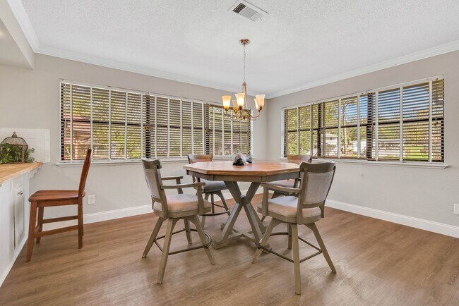 Foto del edificio - 148 S Oak Bluff St